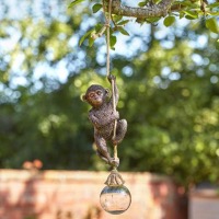 Singe acrobate Celestine avec sa boule lumineuse solaire                        