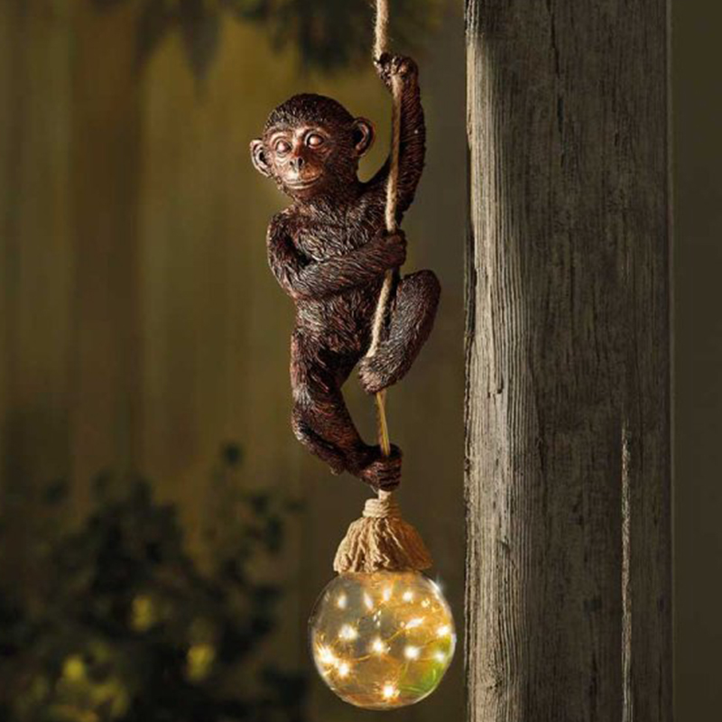 Singe acrobate Celestine avec sa boule lumineuse solaire                        